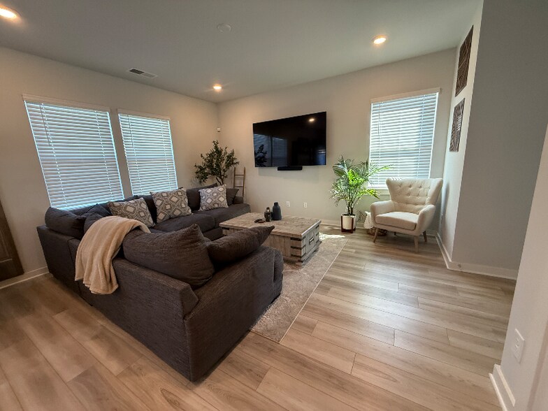 Building Photo - 524 Torrey Pines Ln