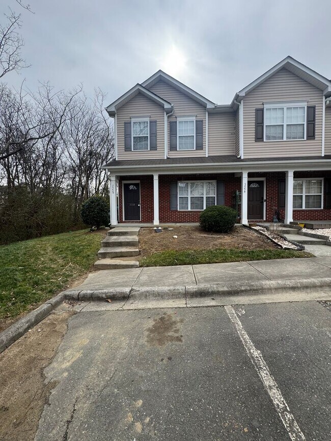 Building Photo - 3 bedroom townhome available for immediate move in!