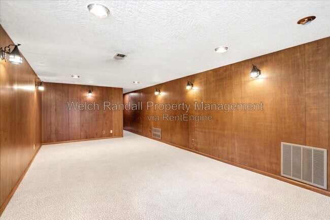 Building Photo - 5070 Doren Dr