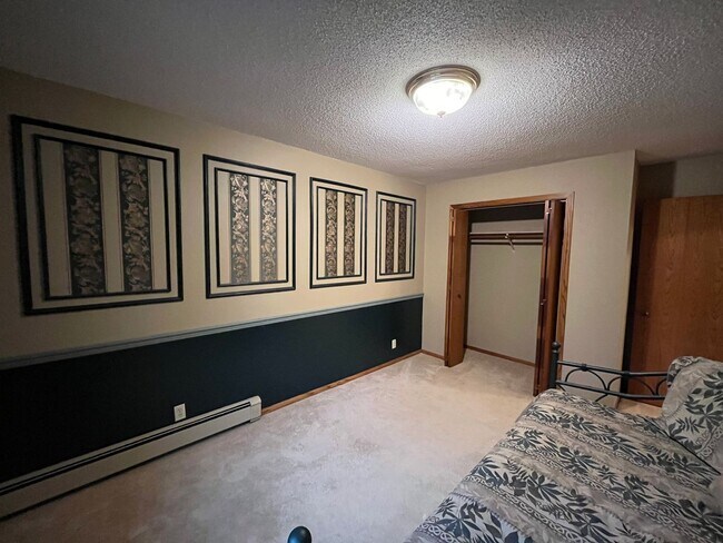 Building Photo - Beautiful 3 Bedroom Home In Carlton on 5 A...