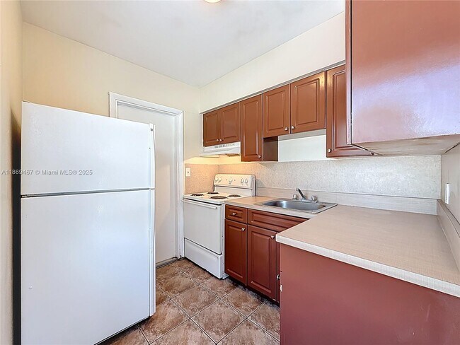 Building Photo - 240 NW 40th Ct