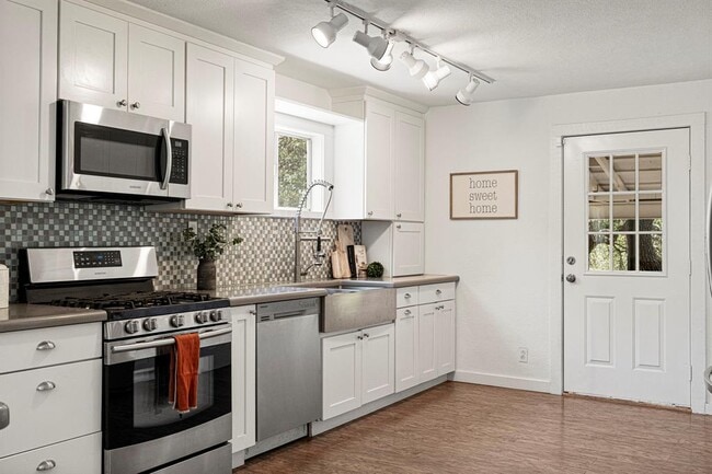Building Photo - 2591 Spring Valley Dr
