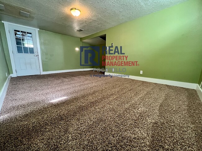 Building Photo - 3 Bedroom 1 bath - 1 car garage - "Pet Negotiable"
