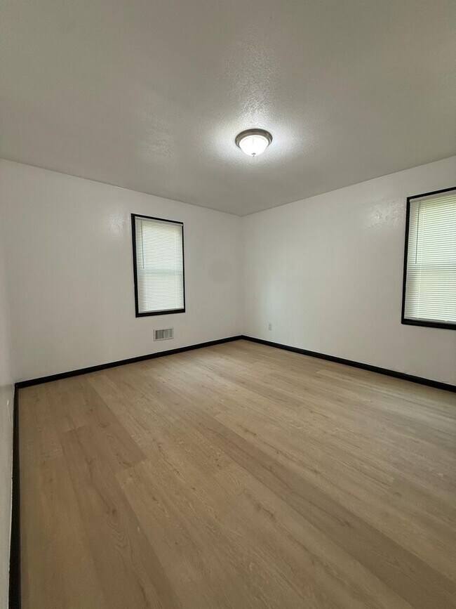 Building Photo - 5 Bedroom
