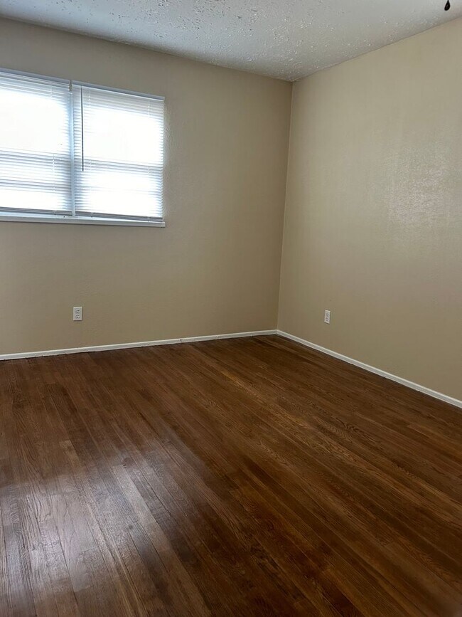 Building Photo - Super cute, Southlawn cutie!