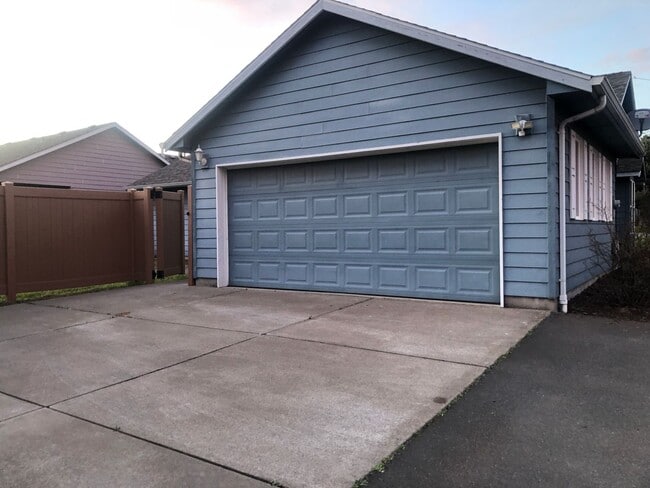 Building Photo - 3 Bed, 2 Bath Dallas Home!