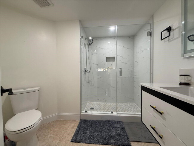 Building Photo - 9725 Fontainebleau Blvd