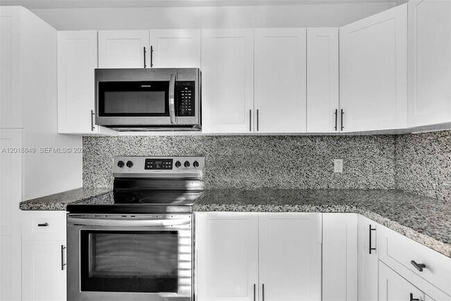 Building Photo - 1550 SW 23rd Ct