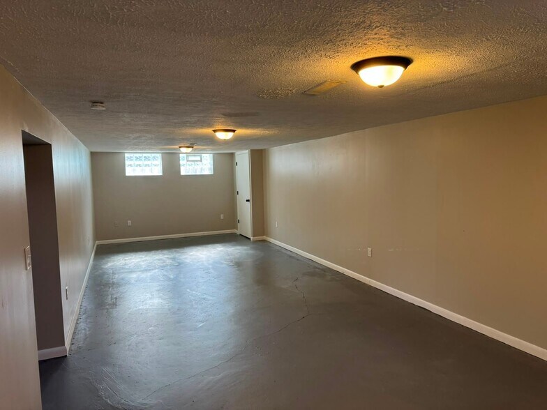 Building Photo - 15917 Steinway Blvd