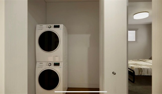 Building Photo - Ground Floor 2 Bed/2 Bath Unit with Great ...