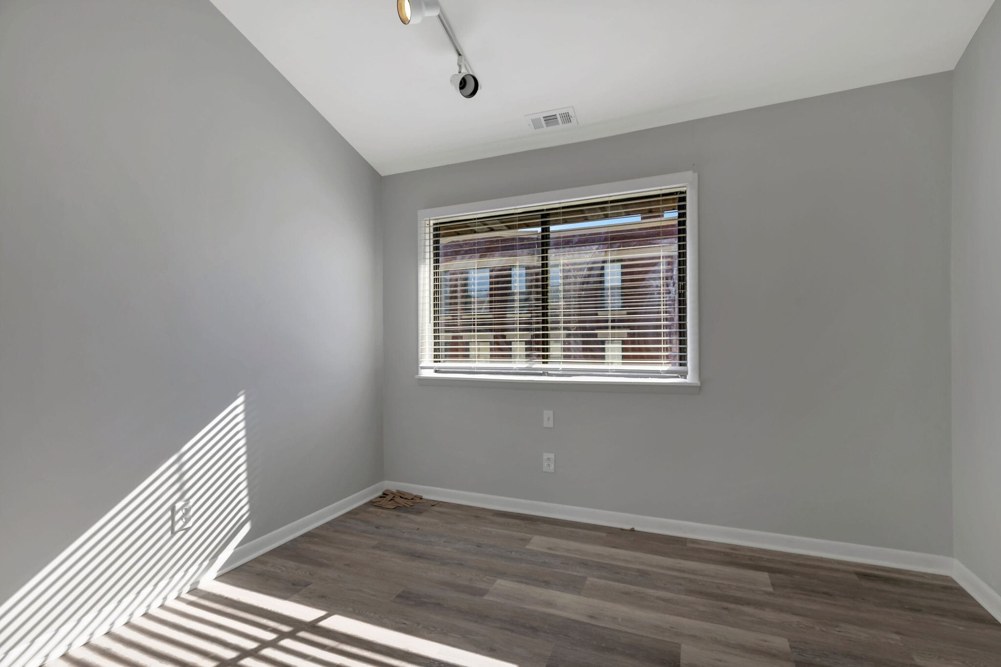 Building Photo - 2410 Grandview Ave