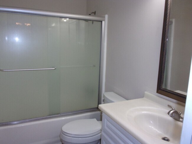 Building Photo - Beautiful 2 Bedroom Brick Ranch with Private Courtyard Patio