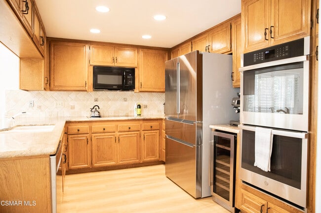 Building Photo - 2794 Parkview Dr