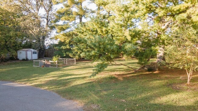 Building Photo - **ADORABLE DUBLEX IN BELLE MEADE WITH AMAZING YARD SURROUNDED BY MULTI-MILLION DOLLAR HOMES**