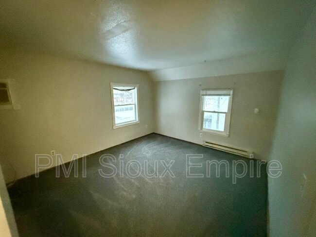 Building Photo - 609 S Spring Ave