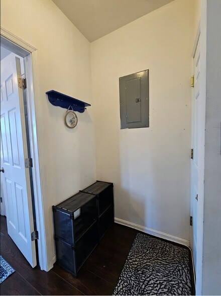 Building Photo - 2517 Saint Paul St