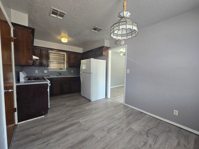 Building Photo - 3 Bedroom 1.5 Bath and 2 Garage home in Shawnee!