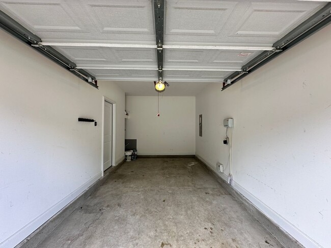 Building Photo - 3 bed/2 bath home with 1-car garage for re...