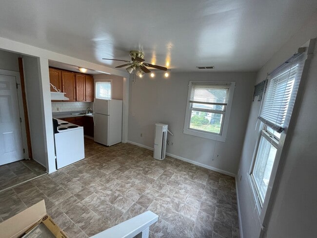 Building Photo - 3 Bedroom 1 Bath Second Floor Apartment
