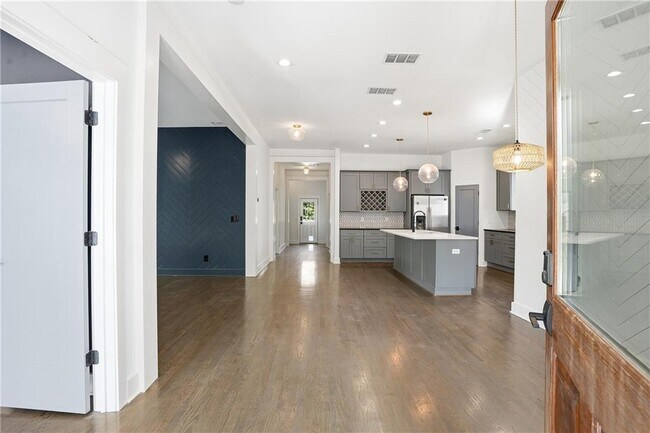 Building Photo - 1025 Oak St SW