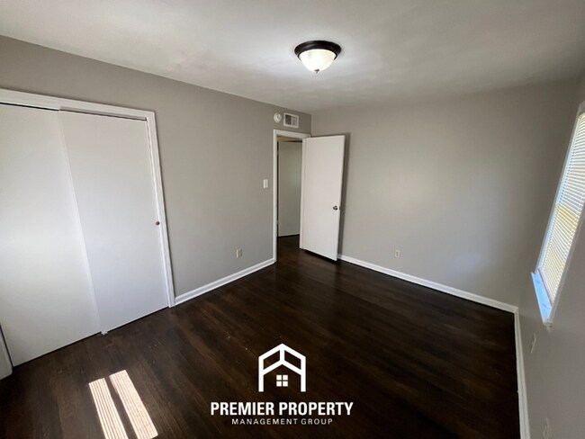 Building Photo - Spacious 4BR/2BA Home in Whitehaven | Hardwood Floors & 2-Car Garage