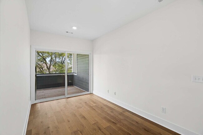 Building Photo - "Chic Nashville Townhouse: 3 Beds, 3 Baths, with Granite Elegance & Cozy Fireplace!"