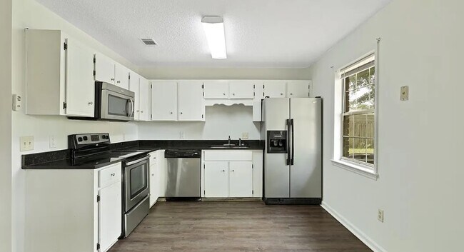 Building Photo - 1104 Tomahawk Trail