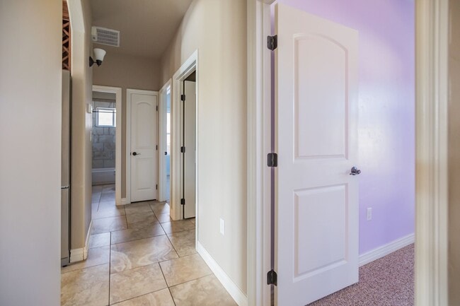 Building Photo - Modern 4 Bedroom 2 Bath Home!