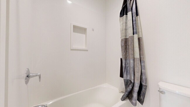 Building Photo - Bright & Beautiful 4 Bedroom 3 Full Bathroom Home!