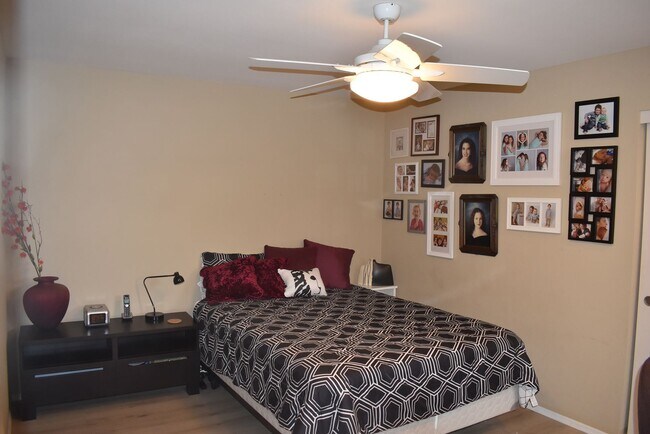 Building Photo - 2 Bedroom 2 Bath Single Story Golf Course ...