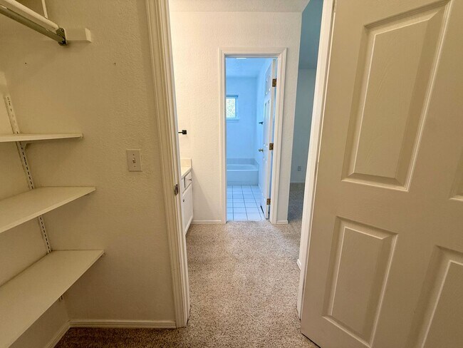 Building Photo - 537 Canyon View Dr