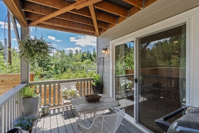 Building Photo - Luxurious 4 Bed/3.5 Bath Residence - Your ...