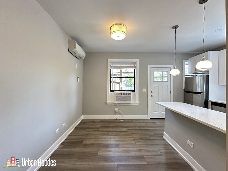 Building Photo - 3937 N Janssen Ave