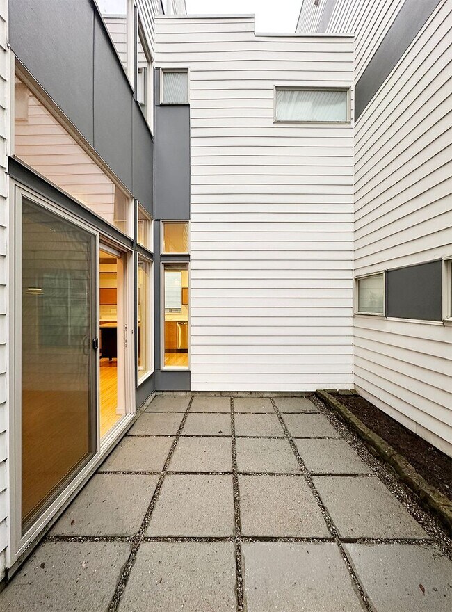 Building Photo - 3bd/2ba Seattle Townhome