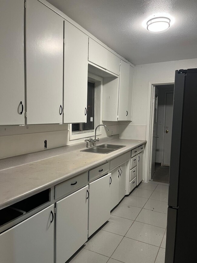 Building Photo - 384 N Westside St