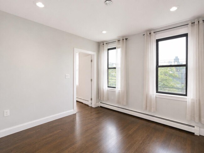 Building Photo - 221 Brunswick St