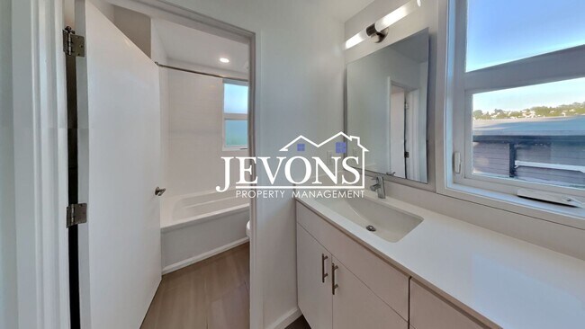 Building Photo - 5BR/4.5BA House in Seattle -- Available Now!