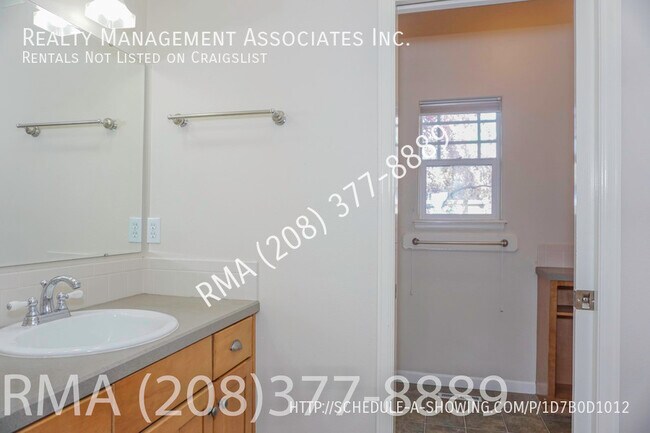 Building Photo - 2 Bedroom Townhouse in SE Boise off Broadw...
