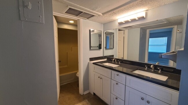 Building Photo - 2523 N Alafaya Trail