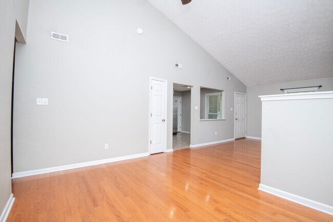 Building Photo - Knoxville 37922 - 3 bedroom, 2 bath with fenced-in yard - Call Susan Niedergeses (865) 300-4722