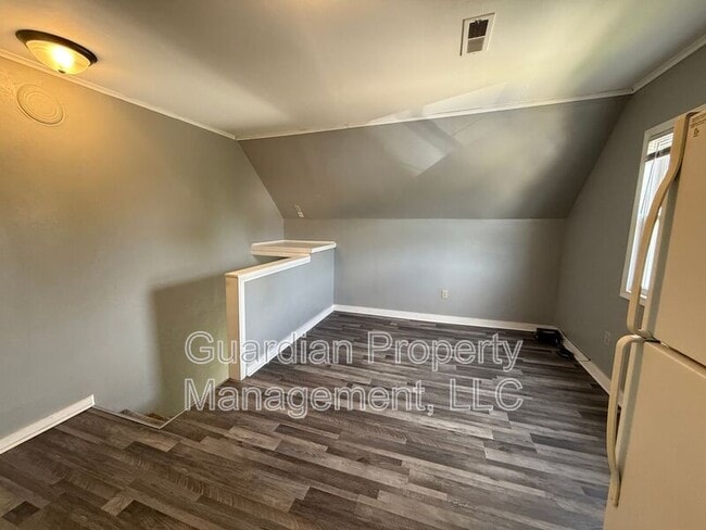 Building Photo - 409.5 E 3rd St