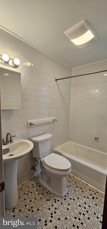 Building Photo - 222 E Whitlock Ave