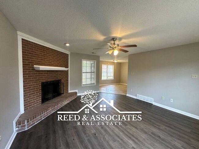 Building Photo - Spacious: 3 Bedroom in Bartlett!