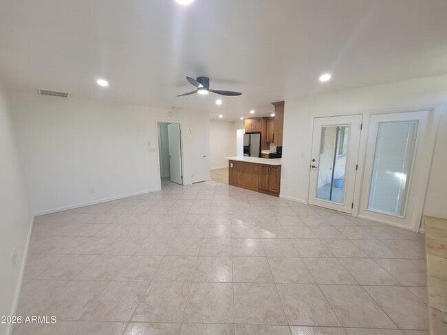 Building Photo - 6250 E Gelding Dr