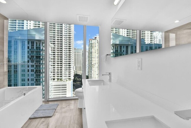 Building Photo - 1300 Brickell Bay Dr