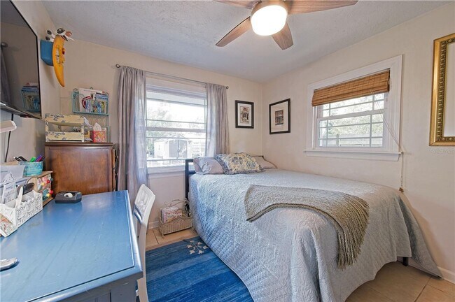 Building Photo - Annual unfurnished 2 bed /1 bath house ava...