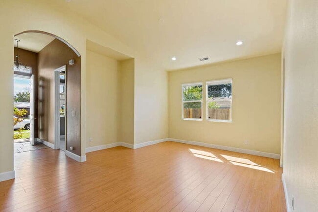 Building Photo - 2621 Mysin Way