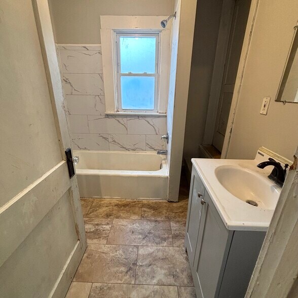 Building Photo - 910 Dakin St