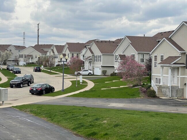 Building Photo - 1624 Fieldstone Dr N