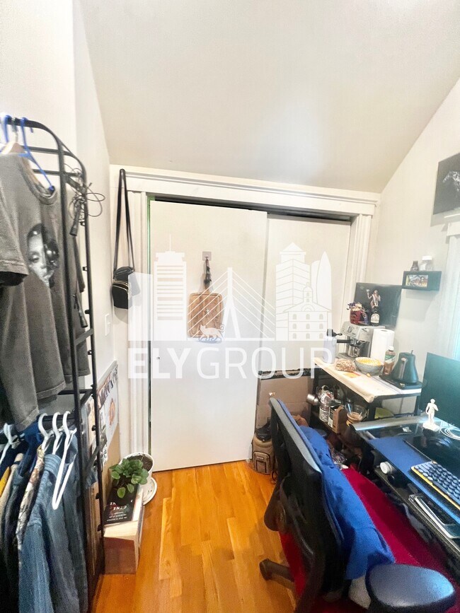 Building Photo - 165 Sharon St